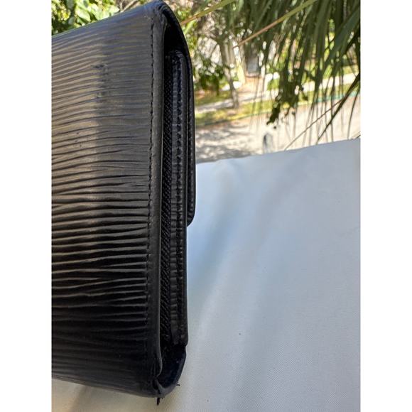 Louis Vuitton Luxury Accessory โ Comes with LV Dustbag - Picture 5 of 9